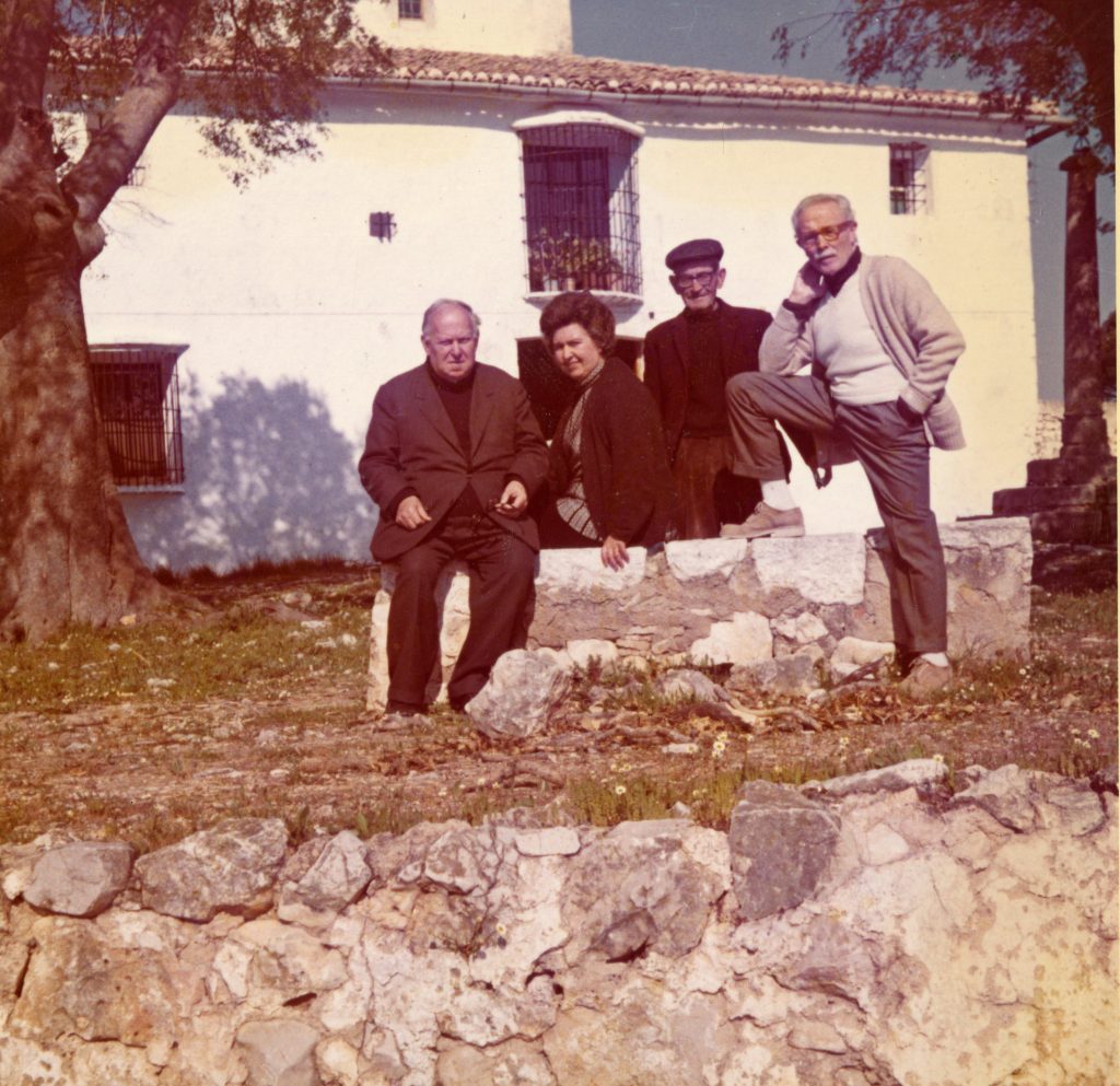 Visita de Juan Gil-Albert a l'ermita de Llutxent, 1973