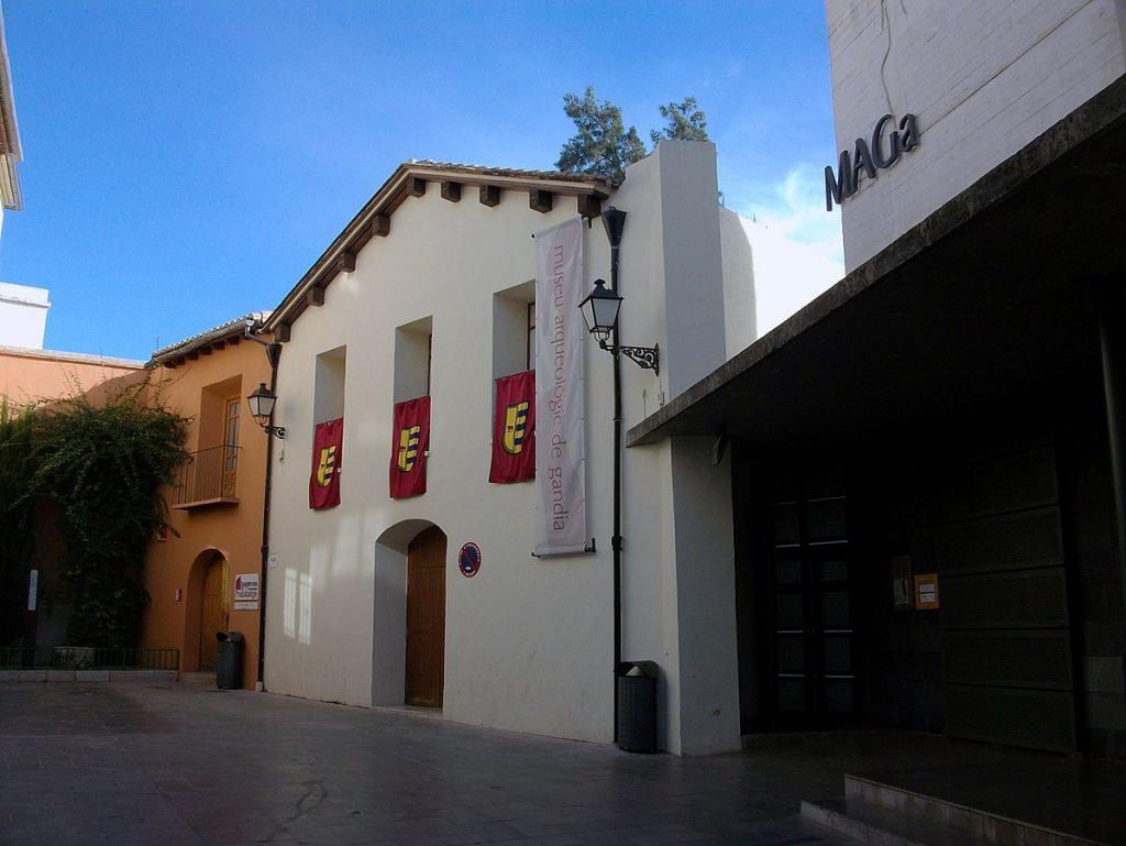 1200px-Exterior_del_Museu_Arqueològic_de_Gandia_(MAGa)